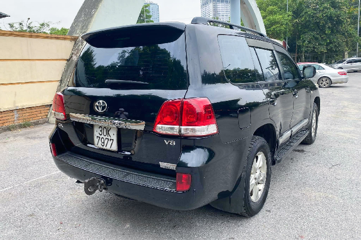 Là mẫu SUV full-size, nội thất Land Cruiser cung cấp chỗ ngồi rộng rãi cho 7 hàng khách với 3 hàng ghế. Tất cả ghế ngồi đều được bọc da cao cấp. Phiên bản máy dầu này được trang trí ốp gỗ, nội thất và vô lăng đa chức năng bọc da, nhưng không tích hợp nhiều nút bấm. Trang bị điều hòa tự động 2 vùng tự động độc lập với cửa gió cho hàng ghế thứ 3,… Nhìn chung, nội thất của Land Cruiser bản máy dầu này chỉ đáp ứng những tiện nghi vừa đủ dùng ở mức cơ bản.