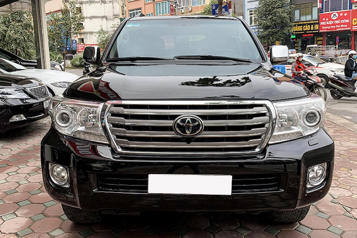 Hiện tại trên thị trường xe cũ, rất khó để bắt gặp một chiếc Toyota Land Cruiser 200 Series máy dầu được rao bán. Không giống các phiên bản máy xăng, phiên bản máy đầu của Land Cruiser thường được người dùng mê xe máy dầu săn lùng tìm mua bởi tính kinh tế của động cơ dầu, độ bền bỉ và tin cậy cực cao, khó hỏng hóc vặt khi sử dụng về lâu về dài.