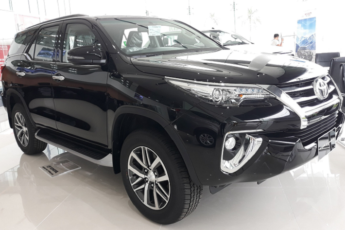 Phiên bản 2.8 4x4 AT cũ sử dụng động cơ dầu 4cyl thẳng hàng dung tích 2.8L (1GD-FTV) cho công suất tối đa 174 mã lực tại vòng tua 3.400 vòng/ phút và mô men xoắn cực đại 450Nm tại vòng tua 2.400 vòng/ phút. Xe sử dụng hộp số tự động 6 cấp (có lẫy) và hệ dẫn động 2 cầu.