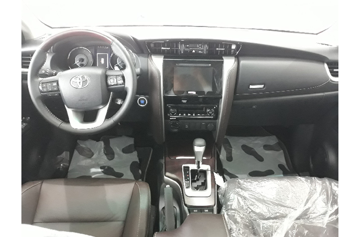 Hiện tại, Fortuner 2.8L 4x4 AT 2021 đã được tinh chỉnh công suất mạnh hơn, tuy nhiên nó không đáng kể. Hiệu suất động cơ dầu 2.8L trên Fortuner phiên bản cũ đủ mang lại khả năng vận hành thú vị cho người lái nhờ mô men xoắn mạnh mẽ. Phiên bản máy dầu 2.8L này có mức tiêu hao nhiên liệu trung bình khoảng 8.7L/ 100 km trên đường kết hợp.