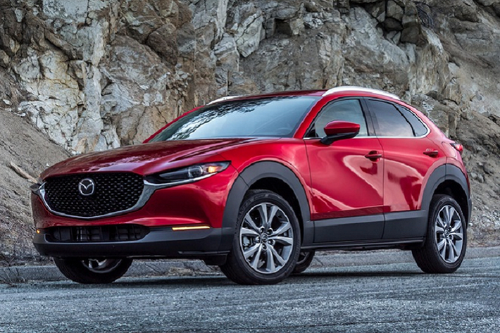Phiên bản Mazda CX-30 2.5 S Select 2021 bổ sung theo dõi điểm mù với cảnh báo giao thông phía sau, tích hợp đèn báo rẽ trên gương chiếu hậu, mở cửa xe không chìa nâng cao, ghế bọc da, kiểm soát khí hậu 2 vùng độc lập, khe gió điều hòa cho hàng ghế sau, bệ tì tay hàng ghế sau với khay giữ ly, và la-zăng 18 inch.