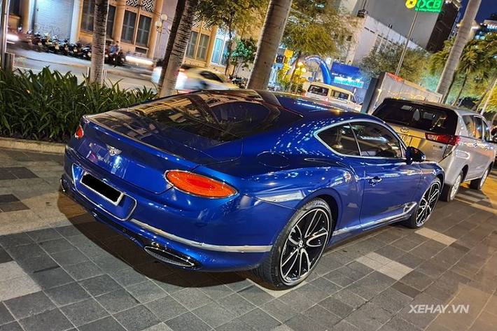 Những chi tiết còn lại của Continental GT First Edition gần như không khác mấy so với Continental GT thông thường, từ nắp ca-pô dài và thấp mang đậm chất Gran Tourer, cho tới lưới tản nhiệt kim loại sáng bóng nổi bật cùng cặp đèn pha kép được trang bị công nghệ LED Matrix và hiệu ứng pha lê vô cùng huyền ảo.