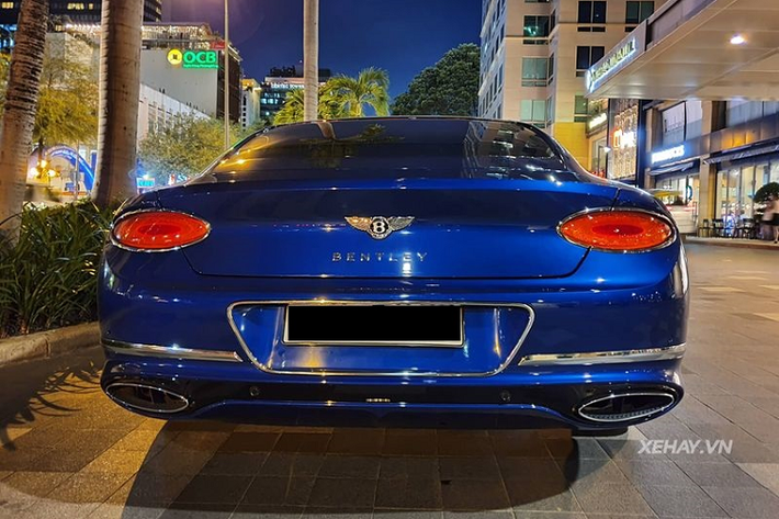 Ở phía sau, Bentley Continental GT First Edition sở hữu cụm đèn hậu full LED hình oval giống cặp ống xả bên dưới. Cánh gió đuôi giờ đây đã được chuyển xuống nắp cốp thay vì sát phần kính sau như thế hệ cũ, cánh gió này có thể điều chỉnh bằng nút bấm để tối đa lực ép xuống cho phần thân xe.Đặc biệt, sự khác biệt giữa phiên bản First Edition tiếp tục được nhấn mạnh với biểu tượng quốc kỳ Anh đặt ở táp lô trên xe và trên bậc cửa lên xuống. Chưa hết, các tựa đầu trong xe còn được thêu tay dòng chữ First Edition một cách tỉ mỉ.