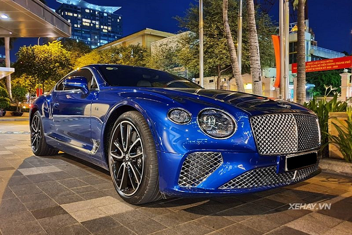 Được đưa về Việt Nam từ tháng 6/2019 nhưng chiếc xe siêu sang Bentley Continental GT First Edition rất ít khi lộ diện chốn đông người, đây là một trong những lần hiếm hoi chiếc xe siêu sang đến từ Anh Quốc được bắt gặp trên đường phố.