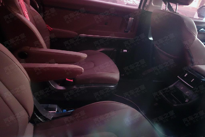 Về vận hành, Hyundai Custo có thể sử dụng động cơ xăng T-GDi 2.0 lít 4 xi-lanh. Động cơ này nhiều khả năng đi kèm cùng hộp số tự động 8 cấp, sản sinh công suất 176 mã lực và mô-men xoắn cực đại 353 Nm.