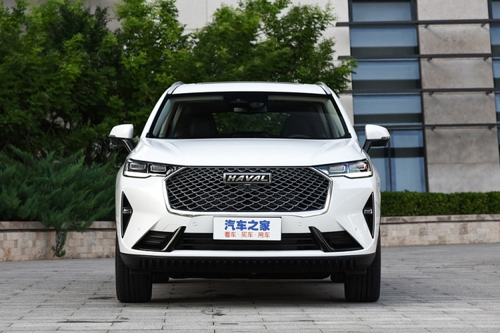 Trên khía cạnh hình thức bên ngoài, mẫu xe SUV Haval H6 1.5T Supreme trông khá đẹp với dáng vẻ vạm vỡ, một lưới tản nhiệt đa giác lớn có viền mạ crôm, hai dải đèn pha mang hình chữ nhật phía trong, khoảng cách từ trục bánh tới điểm đầu và cuối xe ngắn.