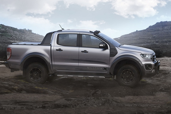 Nhìn từ bên hông, Wildtrak X tạo điểm khác biệt với những phiên bản khác ở logo Wildtrak X tại cửa trước, ống lấy gió ở cột A và bộ mâm 18 inch màu đen nhám.