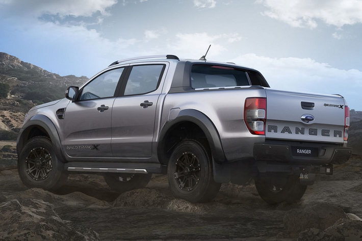 Ford trang bị tiêu chuẩn cho phiên bản này nắp thùng sau chỉnh điện, người sử dụng có thể đóng/mở nắp bằng chìa khóa, công tắc gắn trong cabin hoặc trong thùng sau.