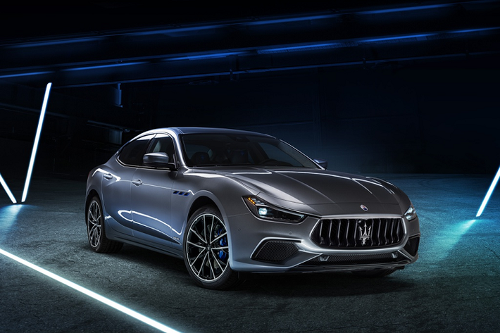 Maserati vừa trình làng mẫu xe sử dụng động cơ xăng lai điện đầu tiên trong lịch sử của mình, chiếc Maserati Ghibli Hybrid 2021 mới. Đây được xe là bước chuyển mình quan trọng trong hơn 100 năm lịch sử của hãng xe thể thao Italy. Giữa kỷ nguyên điện khí hóa của ngành công nghiệp ôtô trong vài chục năm qua, Maserati từng là cái tên nổi tiếng với triết lý trung thành sử dụng động cơ đốt trong.