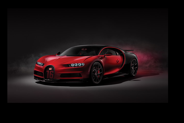 2. Bugatti Chiron Sport Được ra mắt vào năm 2018, Chiron Sport là một mẫu xe được Bugatti tạo dựng nên nhằm hướng tới khả năng vận hành trên đường đua. So với Chiron bản gốc, Chiron Sport có giá khởi điểm cao hơn khoảng 400,000 Đô.
