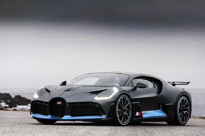3. Bugatti Divo Được chính thức ra mắt vào tháng 8 năm 2018, Bugatti Divo là một biến thể thuộc dòng Chiron. Chiếc xe sở hữu một vẻ bề ngoài hầm hố với nhiều chi tiết khí động học với màu sơn xám-xanh, đem lại vẻ đẹp khác lạ cho Divo.