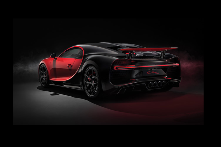 Bugatti Chiron Sport là một mẫu trong những mẫu xe gây chú ý bởi nó nhẹ và nhanh hơn so mới mẫu Chiron cơ bản, điều này giúp Chiron Sport tăng khả năng vận hành trên những đường đua thực thụ. Bugatti Chiron Sport được trang bị một vài nâng cấp như hệ thống treo cứng hơn, hệ thống lái được sửa đổi, vi sai cầu sau được tinh chỉnh cùng tính năng Dynamic Torque Vectoring.