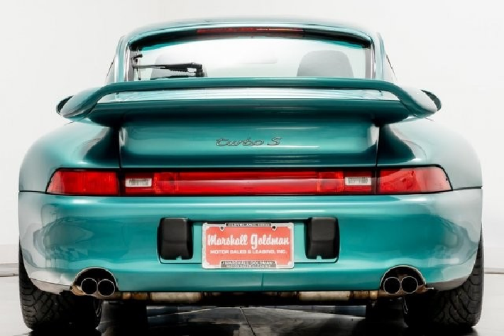 Bên dưới nắp động cơ phía sau của chiếc Porsche 991 Turbo S 1997 được trang bị khối động cơ đối đỉnh, 6 xy-lanh có dung tích 3.6 lít và kết hợp cùng hai bộ tăng áp KKK K-24. Sức mạnh tối đa mà xe có thể tạo ra là 450 mã lực, tuy nhiên, chiếc Porsche 993 Turbo S này lại dành cho thị trường Mỹ nên chỉ sở hữu công suất 424 mã lực.