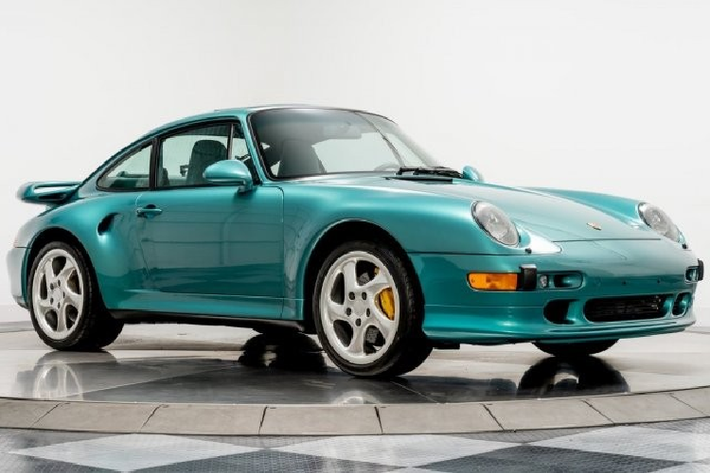 Với mức giá trên, nhiều người có thể mua được tới 2 chiếc siêu xe Porsche 911 GT2 RS hay một chiếc Porsche 935 mới mà trong tài khoản vẫn chưa hết số tiền 899.900 đô la. Vậy lý do vì sao chủ xe lại "hét giá" lên đến gần 900.000 đô la đã khiến cộng đồng mạng tò mò.