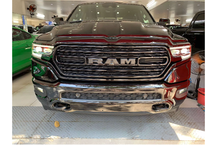 Không phổ biến như “người đồng hương” Ford F-150 được đưa về nước với nhiều phiên bản, số lượng xe bán tải Ram 1500 được đưa về nước chỉ đếm trên đầu ngón tay và chiếc Ram 1500 phiên bản Limited Black Edition này là chiếc duy nhất.