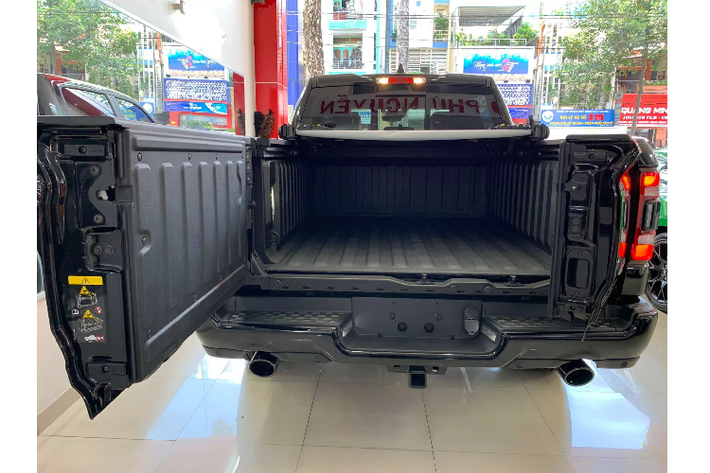 Theo Ram, động cơ này “ăn uống” khoảng 15,7 lít/100km đường thành phố và 10,7 lít/100km trên đường cao tốc. Ngoài ra, Ram 1500 còn có các tùy chọn động cơ khác dung tích thấp hơn như: V6 3.6L Pentastar, V8 6.2L siêu nạp trên phiên bản TRX 2021 mạnh hơn 700 mã lực và dầu V6 3.0L EcoDiesel.