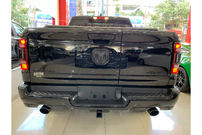 Phiên bản này của Ram 1500 sử dụng động cơ xăng V8 dung tích 5.7L hút khí tự nhiên cho công suất tối đa 401 mã lực và mô-men xoắn cực đại đạt 555Nm. Sức mạnh được truyền xuống 2 cầu thông qua hộp số tự động 8 cấp TorqueFlite.