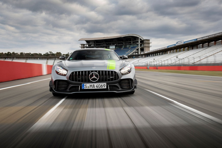 Mercedes-AMG đặc biệt chỉ sản xuất 750 chiếc Mercedes-AMG GT R Pro 2021 và được xem là dòng xe cao cấp nhất ở thời điểm hiện tại trong gia đình GT. Trong tương lai, GT R Pro 2021 sẽ phải lùi xuống vị trí thứ 2 do sự xuất hiện của GT R Black Series.
