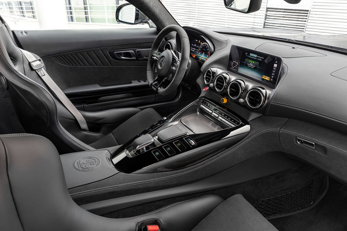 Nội thất của mẫu xe thể thao Mercedes-AMG GT R Pro trông hiện đại và thể thao hơn nhờ được trang bị thêm cụm điều khiển AMG Dynamic tích hợp và vô lăng AMG Performance thế hệ mới.