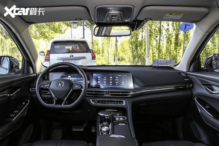 Cụm đèn hậu của xe khá lớn, mang hình thù khác thường. Nội thất của Changan CS75 Plus trông hiện đại với hệ thống màn hình kép trên mặt táp lô
