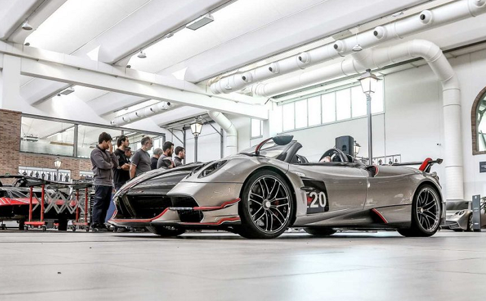 Đi xuống phía nam thêm 20 km từ nhà máy Maserati, chúng ta sẽ tiến đến vùng San Cesario sul Panaro, một thị trấn nhỏ với 6.000 cư dân và một thương hiệu xe đang trên đỉnh của làng siêu xe thế giới, Pagani. Tại nơi này, hãng siêu xe Pagani đã lắp ráp Zonda, sau đó là Huayra. Cũng tại đây, những phóng viên này cũng đã có những chia sẻ cùng Horacio Pagani trong hơn hai mươi năm qua.