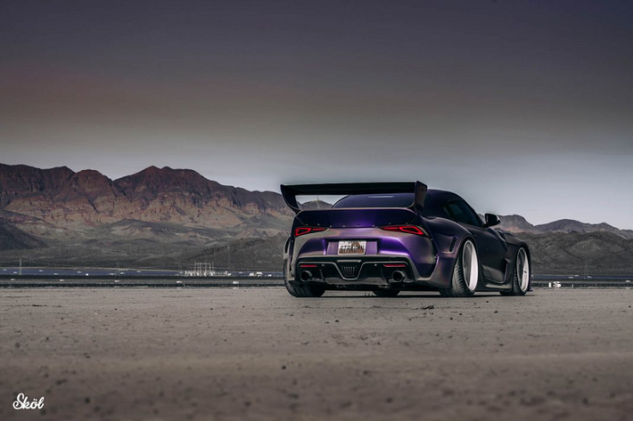 Chiếc Toyota Supra Pandem thân rộng của Stradman sở hữu những chi tiết tương phản màu trắng, trong đó có bộ mâm SKOL SK3. Bộ mâm này sở hữu thiết kế năm chấu to bản, được sơn trắng và có kích thước inch. Chiếc Toyota Supra đặc biệt này cũng sở hữu hệ thống ống xả nâng cấp đến từ Frequency Intelligen (Fi) cũng như hệ thống treo khí nén nâng cấp.