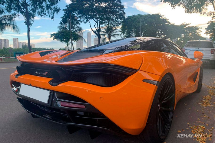Vì là một mẫu xe thể thao sang trọng đến từ Anh Quốc nên không lạ lẫm khi siêu phẩm McLaren 720S sở hữu một không gian nội thất tràn ngập da cao cấp, da lộn và sợi carbon. Không những thế, để phục tụ tối đa cho sự thư giãn của người lái, McLaren 720S còn được trang bị cả hệ thống âm thanh 12 loa "hàng hiệu" Bower&Wilkins... Thời điểm mới về Việt Nam, giá xe McLaren 720S khoảng hơn 20 tỷ đồng.