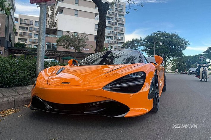 Về nguồn gốc, siêu xe McLaren 720S trong bài viết được đưa về nước hồi giữa năm 2019, đây là chiếc 720S thứ 5 tại Việt Nam. Bên cạnh vẻ ngoài thể thao, cuốn hút đúng điệu Anh Quốc, siêu phẩm này còn sở hữu "dàn áo" màu cam nổi bật và một số trang bị hàng hiệu độ lại như bộ ống xả Unobtainium hay bộ mâm HRE P103SC đắt đỏ.