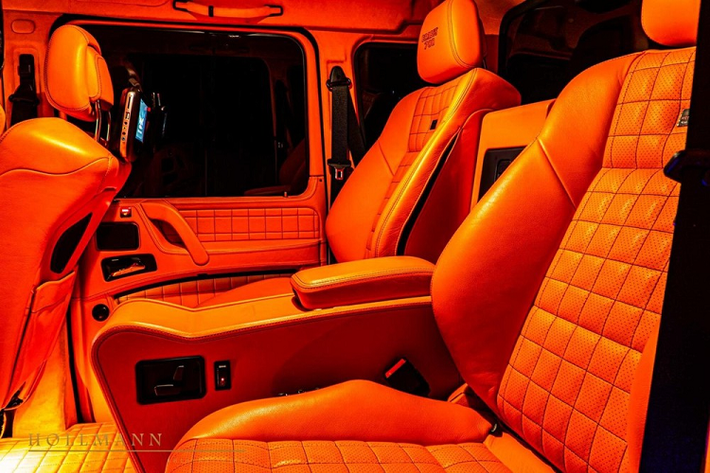 Như có thể thấy từ logo Brabus, Mercedes-AMG G63 6x6 độ Brabus d đã thay đổi đáng kể. Trước tiên, công ty độ xe nổi tiếng đã tiến hành sơn lại chiếc xe trong màu đen Obsidian Black Metallic. Bộ la-zăng cỡ 18 inch của xe gần như là độc nhất vô nhị, và bên cạnh đó là nhiều chi tiết nâng cấp thân vỏ khác. Phần nắp capô, tấm chắn bùn, tấm cản va và nhiều thứ khác đều được chế tạo từ sợi carbon.