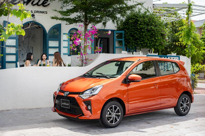 Như vậy giá xe Toyota Wigo 2020 đã tăng 7 triệu đồng đối với bản số sàn, giảm 21 triệu đồng cho phiên bản số tự động. Xe gần như không có sự thay đổi nào quá mạnh mẽ so với phiên bản tiền nhiệm. Một số khác biệt trên phiên bản này như phần đầu xe với lưới tản nhiệt hình thang lớn hơn, cặp đèn chiếu sáng được tái thiết kế sắc sảo và mạnh mẽ, hông xe nổi bật với những đường dập nổi được hạ thấp và kéo dài từ cản trước tới đuôi xe và bộ mâm đúc 14 inch đa chấu mới.