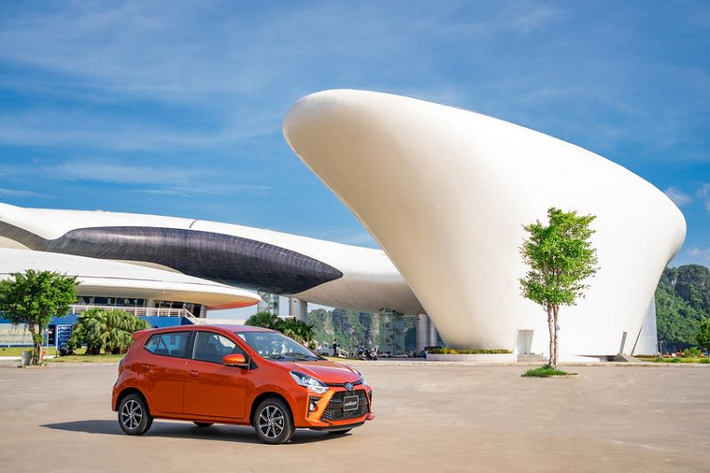 Toyota Việt Nam (TMV) vừa chính thức giới thiệu phiên bản nâng cấp Toyota Wigo 2020 mới với những cải tiến về mặt thiết kế và tiện nghi mới. Toyota Wigo mới 2020 sẽ chính thức có mặt tại toàn bộ hệ thống đại lý của Toyota trên toàn quốc kể từ ngày 16/07/2020 với 2 phiên bản, bao gồm bản số sàn (MT) và số tự động (AT) cùng mức giá tương ứng 352 triệu đồng và 384 triệu đồng.