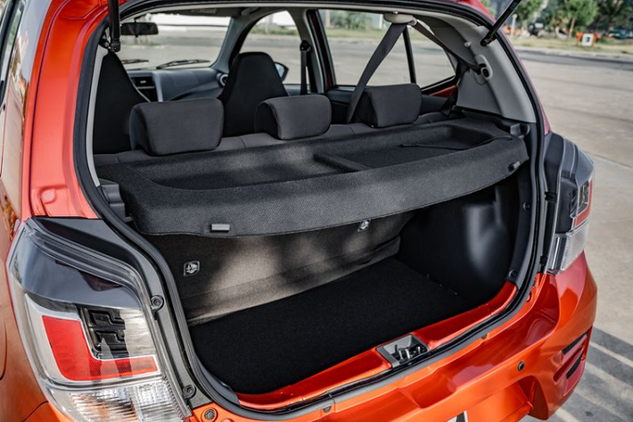 Bên cạnh đó Wigo đạt tiêu chuẩn an toàn 4 sao ASEAN NCAP với trang bị những tính năng an toàn bị động và chủ động như 2 túi khí, dây đai 3 điểm tại 5 vị trí, hệ thống chống bó cứng phanh ABS và hệ thống phân phối lực phanh điện tử EBD, mang lại sự an tâm cho người lái và hành khách.