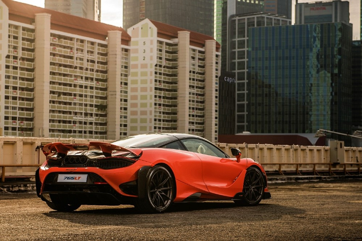 Khoang lái của siêu xe phiên bản giới hạn McLaren 765LT chỉ gói gọn trong một từ mà các dân chơi đều muốn xe của mình có càng nhiều càng tốt, đó chính là carbon. Ngoài ra là da Alcantara màu đen. Để giúp McLaren 765LT có trọng lượng lý tưởng là 1.229 kg, hãng xe Anh quốc đã bỏ đi trang bị tiêu chuẩn là loa và hệ thống điều hoà...