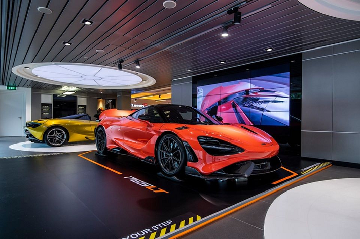 Trong khi các đại gia Việt vẫn đang mua sắm dòng siêu xe mui trần McLaren 720S Spider thì đại lý chính hãng McLaren Singapore đã mang về nước mình siêu xe phiên bản giới hạn McLaren 765LT để nhằm giới thiệu với các đại gia ở đảo quốc sư tử. Siêu xe McLaren 765LT lần đầu ra mắt tại Đông Nam Á đã có giá bán cao "ngất ngưởng"