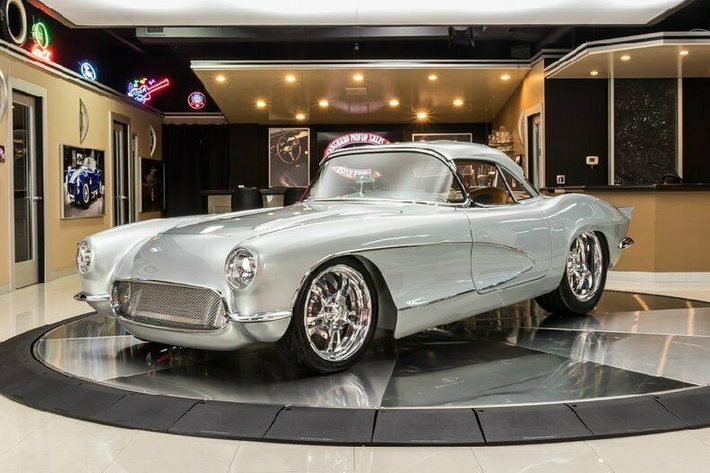 Chevrolet Corvette đời 1962 là đời xe cuối cùng của thế hệ đầu tiên, và nó giới thiêu hàng loạt thay đổi đáng chú ý so với những đời năm trước đó. Ví dụ, Corvette 1962 là đời cuối cùng khi Chevrolet sử dụng thiết kế kính chắn gió bao quanh và phong cách thân vỏ chỉ độc kiểu mui trần. Đương nhiên, đây cũng là mẫu xe cuối cùng có trang bị đèn pha lồi ra ngoài trước khi chúng được thu vào trong và rồi lại tái xuất vào giai đoạn sau này.
