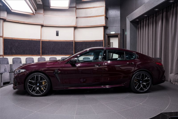 Về hiệu suất, M8 Competition Gran Coupe 2020 có thể tăng tốc từ 0 - 96 km/h chỉ trong 3 giây ngắn ngủi. Xe có mức tiêu thụ nhiên liệu trung bình là 11,2 lít / 100 km đường hỗn hợp.