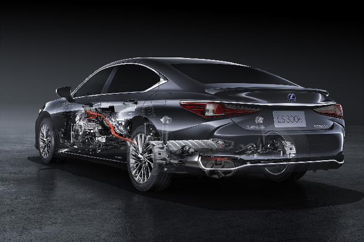 Phần đầu xe sang Lexus ES300h 2020 nổi bật với lưới tản nhiệt tạo hình con suốt đặc trưng “L-Finesse” của thương hiệu Lexus đầy tinh tế. Viền lưới tản nhiệt mới trên ES300h được mạ crôm sáng bóng, và các nan mảnh mai mang đến một hình dáng thống nhất hoàn hảo. Logo Lexus màu xanh hết sức đặc trưng cho dòng xe Hybrid, nhưng điều đặc biệt ẩn chứa bên trong Logo Lexus đó là hệ thống radar quét khoảng cách để giúp chiếc xe tránh va chạm