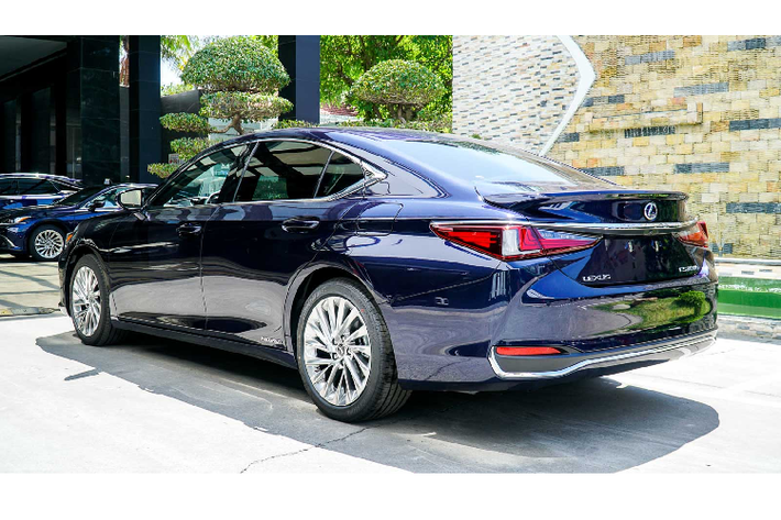 Xe đi kèm với 03 chế độ lái (Drive Mode) bao gồm: Bình thường (Normal), Tiết kiệm nhiên liệu (Eco) và Thể thao (Sport).