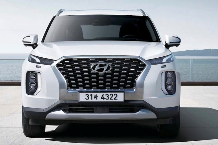 Do nhu cầu ngày càng cao của các khách hàng trong nước, hãng xe Hàn Quốc đã ra mắt thêm phiên bản cao cấp nhất Hyundai Palisade Calligraphy 2021 mới. Phiên bản này chủ yếu được tinh chỉnh ở ngoại hình, nâng cấp nội thất và trang bị thêm nhiều tiện nghi hơn.