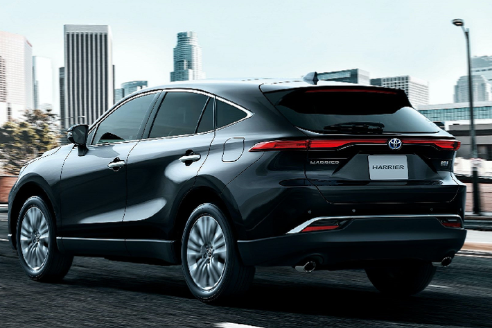 Nội thất của Toyota Harrier 2021 mới ảnh hưởng từ RAV4 mới. Hệ thống thông tin giải trí trên Harrier 2021 hiện đã tích hợp hệ thống điều hướng T-Connect SD với màn hình cảm ứng rộng 12,3 inch, tương thích SmartDeviceLink, Apple CarPlay và Android Auto. Đi cùng là hệ thống âm thanh JBL 9 loa cao cấp. Harrier 2021 tại Nhật có hai biến thể sử dụng động cơ xăng và động cơ hybird. Bản máy xăng 2.0 I4 công suất 169 mã lực, mô-men xoắn 207 Nm. Động cơ này kết hợp với hộp số Direct Shift-CVT, tùy chọn dẫn động một cầu hoặc hai cầu.