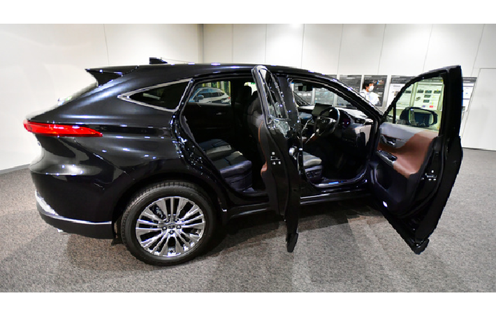 Tuy nhiên, lượng đơn đặt hàng Toyota Harrier/Venza thế hệ mới vừa được công bố vượt xa tưởng tượng của nhiều người, thậm chí đối với bản thân hãng xe Nhật. Tại thời điểm ra mắt, Toyota kỳ vọng Harrier sẽ nhận được 3.100 đơn đặt hàng. Nhưng không, con số thực tế gấp 15 lần chỉ tiêu, tương đương 45.000 đơn đặt hàng.