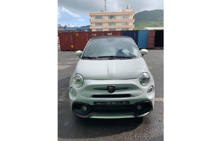 Bộ ghế ngồi của Abarth 595 có khung ghế từ sợi carbon và bọc da cao cấp. Thiết kế khoang cabin của xe mang phong cách đơn giản và thể thao