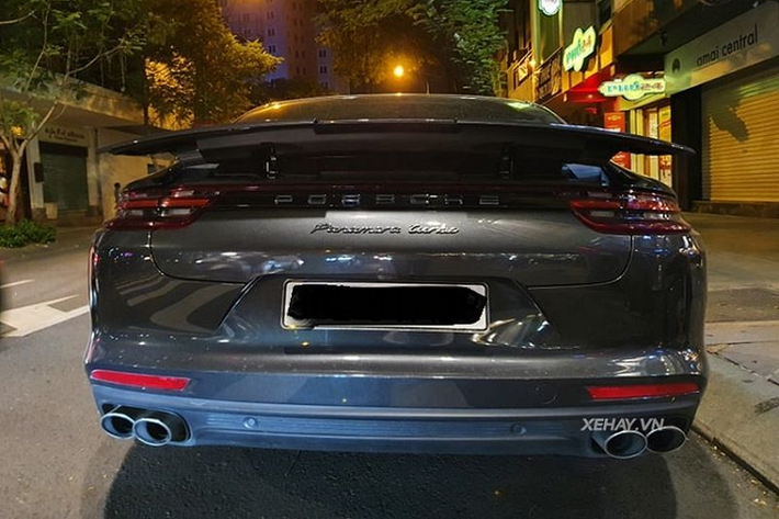 Nội thất của xe được bọc da Nappa cao cấp, kèm theo đó là các chi tiết ốp carbon đầy tính thẩm mỹ.