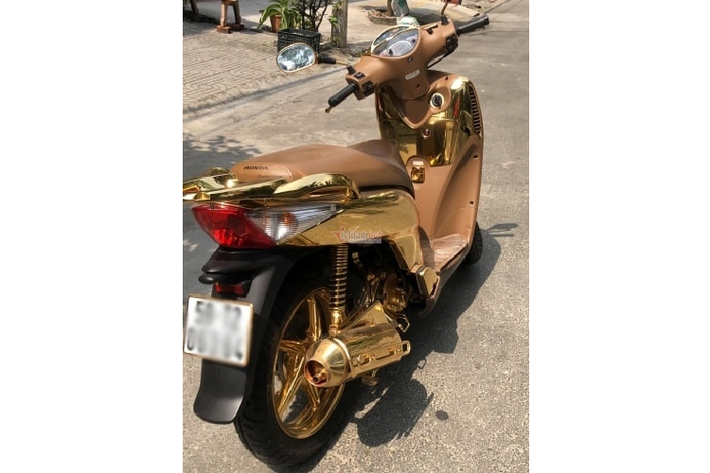 Trao đổi với phóng viên, anh Nguyễn Quốc Bảo, ở quận 6, TP HCM, chủ nhân chiếc xe đang gây sốt này cho biết: "Tôi vốn làm nghề mạ vàng cho các sản phẩm điện thoại, đồng hồ, vật phẩm phong thủy ... kể cả xe ô tô, xe máy nên chiếc xe tay ga Honda SH này cũng chính tay tôi mạ vàng lên nó. Tất cả vàng mạ lên xe đều là vàng thật 100%".