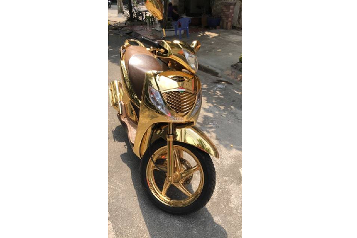 Những ngày qua, dân chơi xe Việt truyền tay nhau hình ảnh chiếc xe tay ga Honda SH mạ vàng kín mít với thông tin xe được thét giá 1,5 tỷ đồng khiến nhiều người bất ngờ và tỏ ra tò mò.