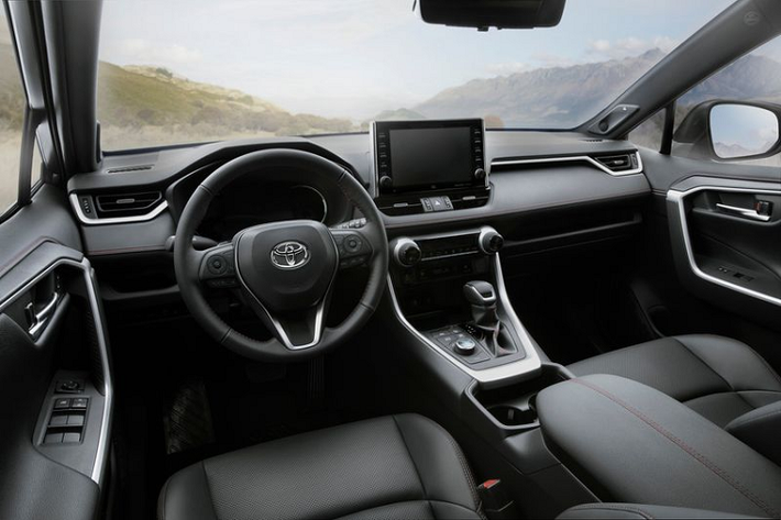 Những khách muốn có một chiếc xe sang trọng hơn thì RAV4 Prime XSE là lựa chọn tốt nhất. Phiên bản này khác với SE ở đèn ngày LED đặt dọc và bánh xe hợp kim 19 inch hai tông màu. Xe cũng có thể được sơn ngoại thất tông màu với mái màu đen và thân tương phản.