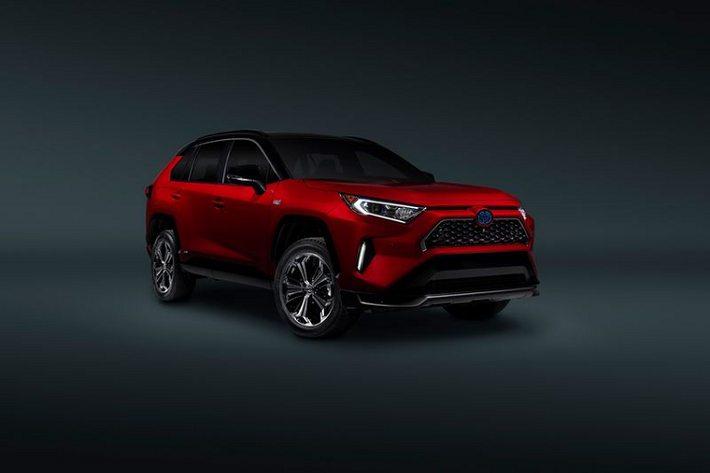 Cuối cùng là gói “Weather with Audio and Premium Package” giá 5.760 USD (khoảng 134,2 triệu đồng), bao gồm 2 gói trước, và ghế trước thêm chức năng thông gió, ghế hành khách phía trước chỉnh điện 4 hướng, cửa sổ trời toàn cảnh bằng kính, màn hình hiển thị trên kính chắn gió, gương chiếu hậu kỹ thuật số, đá chân mở cốp, camera quan sát 360 độ và ổ cắm điện 120V trong khoang chở hàng. Gói này cũng bao gồm bộ sạc 6,6 kW tăng cường thay thế bộ sạc 3 kW tiêu chuẩn.
