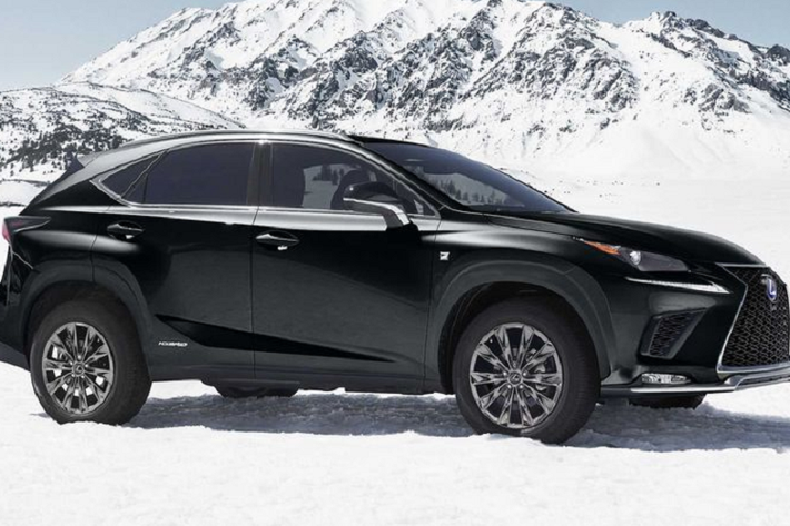 Ngoài ra, Lexus còn đặc biệt cung cấp cho 300h F Sport Black Line 2021 một bộ hành lý Zero Halliburton có logo Lexus mạ crôm khắc laser và lớp lót bên trong mang hoạt tiết lưới tản nhiệt của xe sang.