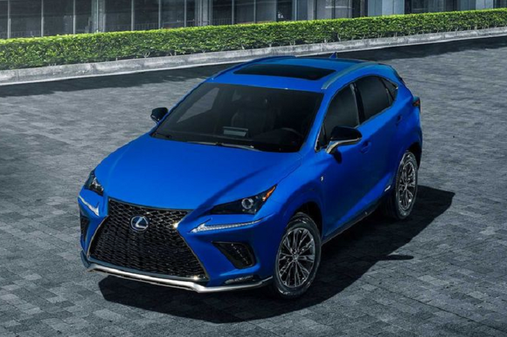 Rõ ràng mẫu xe sang Lexus NX đang "già đi" nhưng Lexus vẫn rất tự tin. Ra mắt từ năm 2014, đến nay Lexus NX mới chỉ có một bản facelift nhưng không có quá nhiều cập nhật lớn về kiểu dáng, nhưng Lexus luôn chắc chắn rằng thiết kế của NX là đi trước thời đại.