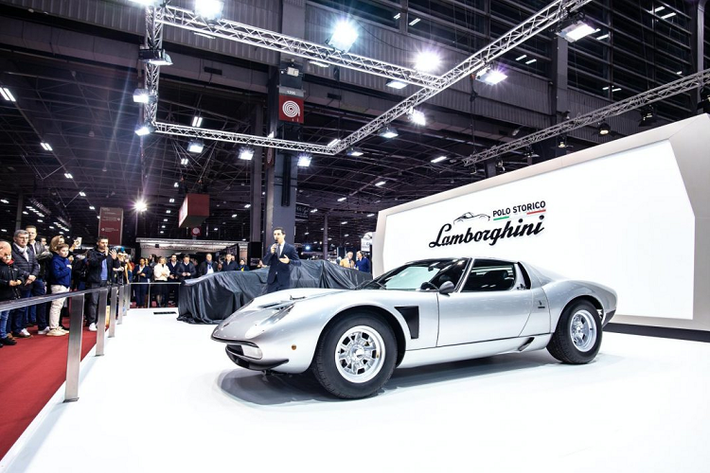 Lamborghini Miura SVJ huyền thoại được lấy cảm hứng từ Miura Jota. Chỉ có bốn chiếc SVJ nguyên bản được chế tạo theo yêu cầu đặc biệt. Tại triển lãm Rétromobile Classic Car Show 2020 diễn ra tại Paris, Pháp, giới mê xe lại có một cơ hội hiếm hoi để có thể được chiêm ngưỡng một chiếc Miura SVJ mang màu xám kim loại độc đáo.